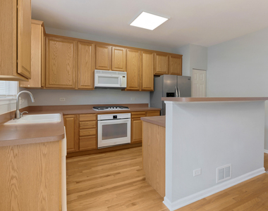 5546 Cambridge Way - Photo Thumbnail 8