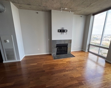 700 N Larrabee Street - Photo Thumbnail 7