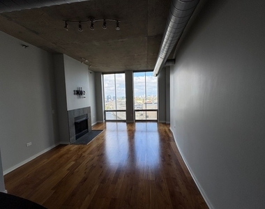 700 N Larrabee Street - Photo Thumbnail 6