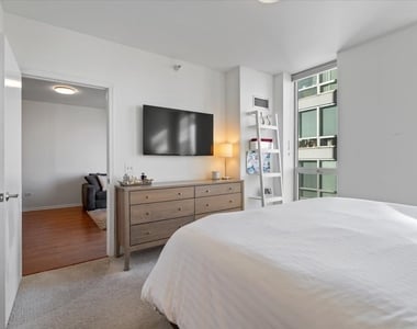 645 N Kingsbury Street - Photo Thumbnail 9