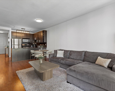 645 N Kingsbury Street - Photo Thumbnail 4