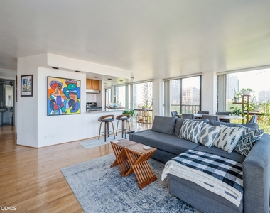 345 W Fullerton Parkway - Photo Thumbnail 6