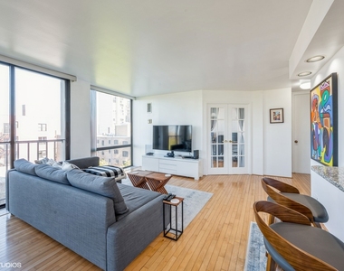 345 W Fullerton Parkway - Photo Thumbnail 1