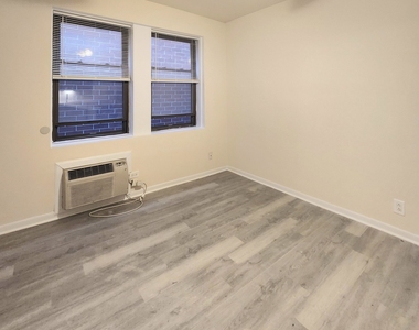 1504 N Dearborn Parkway - Photo Thumbnail 4