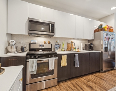 1045 W Cornelia Avenue - Photo Thumbnail 4