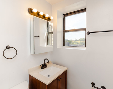 1430 N Dearborn Parkway - Photo Thumbnail 2