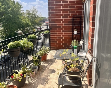 5758 N California Avenue - Photo Thumbnail 12