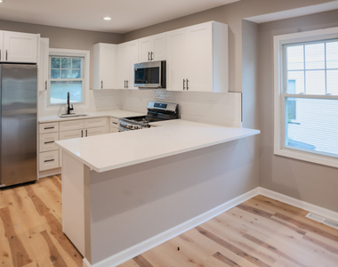 523 S Monterey Avenue - Photo Thumbnail 4
