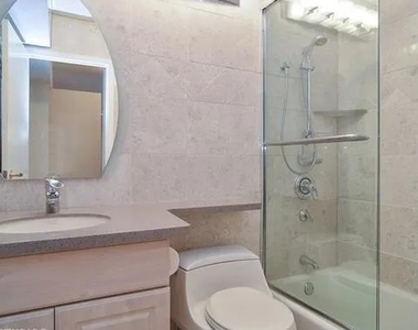 230 E Ontario Street - Photo Thumbnail 5