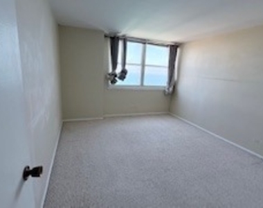 6301 N Sheridan Avenue - Photo Thumbnail 6