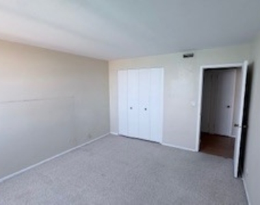 6301 N Sheridan Avenue - Photo Thumbnail 7