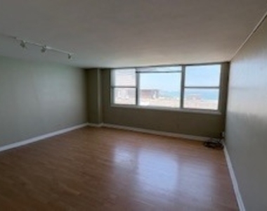 6301 N Sheridan Avenue - Photo Thumbnail 2