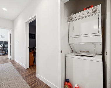 1045 W Cornelia Avenue - Photo Thumbnail 5