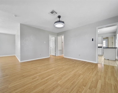 307 Lawrence Street - Photo Thumbnail 6