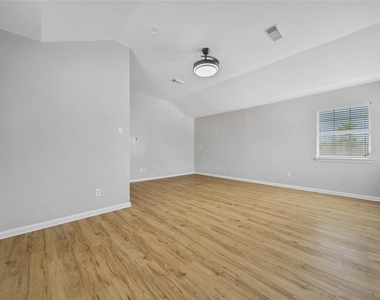 307 Lawrence Street - Photo Thumbnail 13