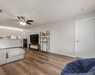 527 Southwest Parkway - Photo Thumbnail 9