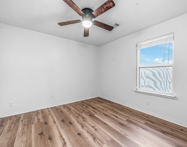 2403 Summers Glen Court - Photo Thumbnail 16