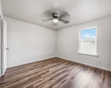 2403 Summers Glen Court - Photo Thumbnail 19