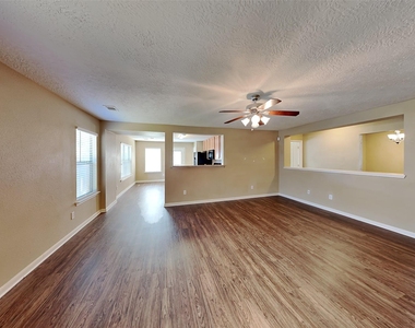 3030 Legends York Drive - Photo Thumbnail 6