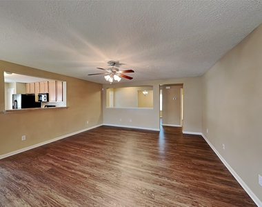3030 Legends York Drive - Photo Thumbnail 5