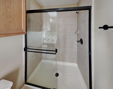 3030 Legends York Drive - Photo Thumbnail 10