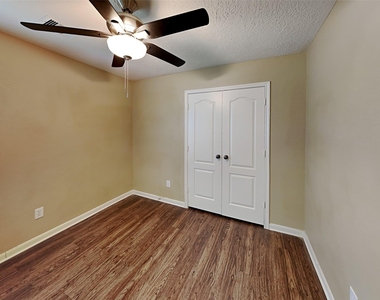3030 Legends York Drive - Photo Thumbnail 12