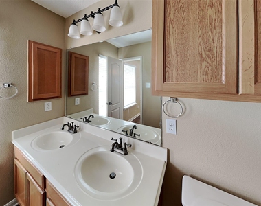 3030 Legends York Drive - Photo Thumbnail 9