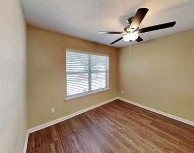 3030 Legends York Drive - Photo Thumbnail 16