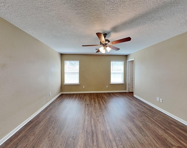 3030 Legends York Drive - Photo Thumbnail 7