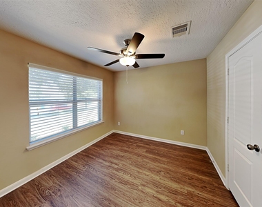 3030 Legends York Drive - Photo Thumbnail 15