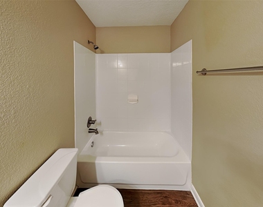 3030 Legends York Drive - Photo Thumbnail 14