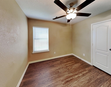 3030 Legends York Drive - Photo Thumbnail 11
