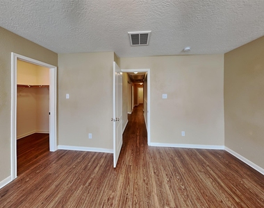 3030 Legends York Drive - Photo Thumbnail 8