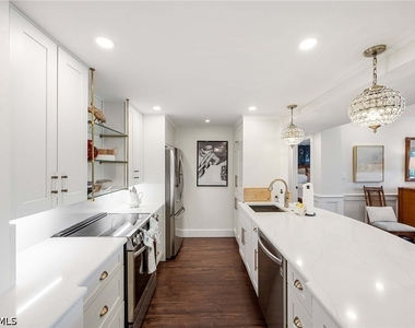555 Park Shore Drive - Photo Thumbnail 13