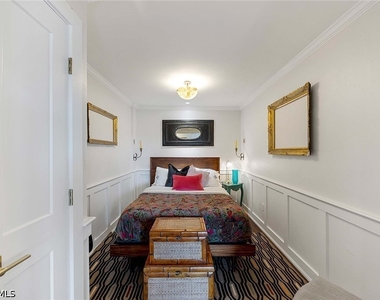 555 Park Shore Drive - Photo Thumbnail 22