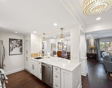 555 Park Shore Drive - Photo Thumbnail 14