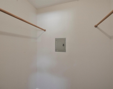 12905 Woodforest Boulevard - Photo Thumbnail 10