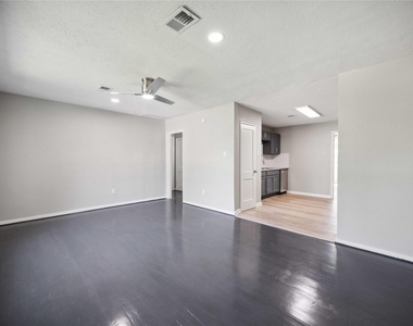 5206 Willow Glen Drive - Photo Thumbnail 4