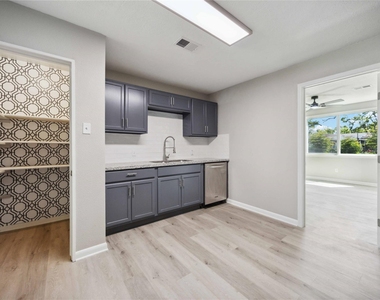 5206 Willow Glen Drive - Photo Thumbnail 7