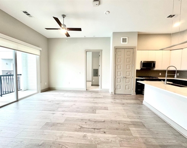 401 W 25th Street - Photo Thumbnail 4