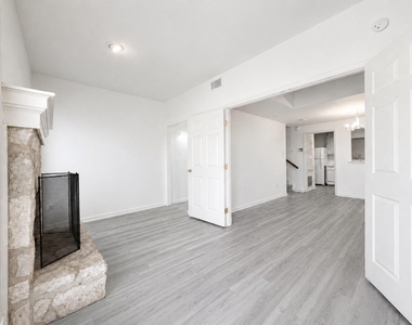 2529 Rio Grande Street - Photo Thumbnail 6