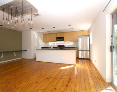 2819 Crawford - Photo Thumbnail 4