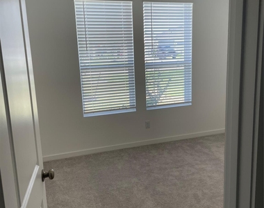 545 Shoreview Drive - Photo Thumbnail 18