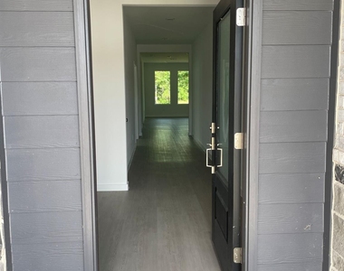545 Shoreview Drive - Photo Thumbnail 3