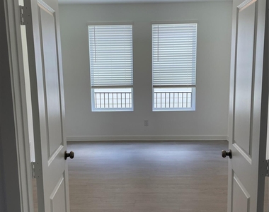 545 Shoreview Drive - Photo Thumbnail 12
