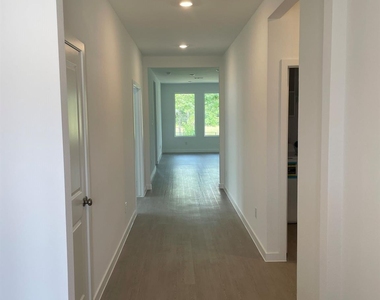545 Shoreview Drive - Photo Thumbnail 4
