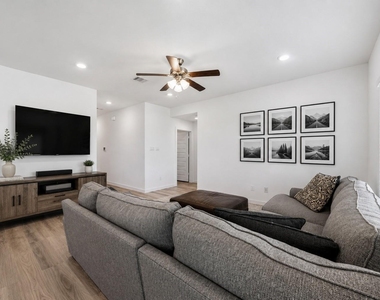 9522 Wall Street - Photo Thumbnail 7