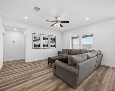9522 Wall Street - Photo Thumbnail 6