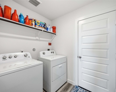 9522 Wall Street - Photo Thumbnail 24