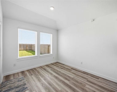 9522 Wall Street - Photo Thumbnail 9